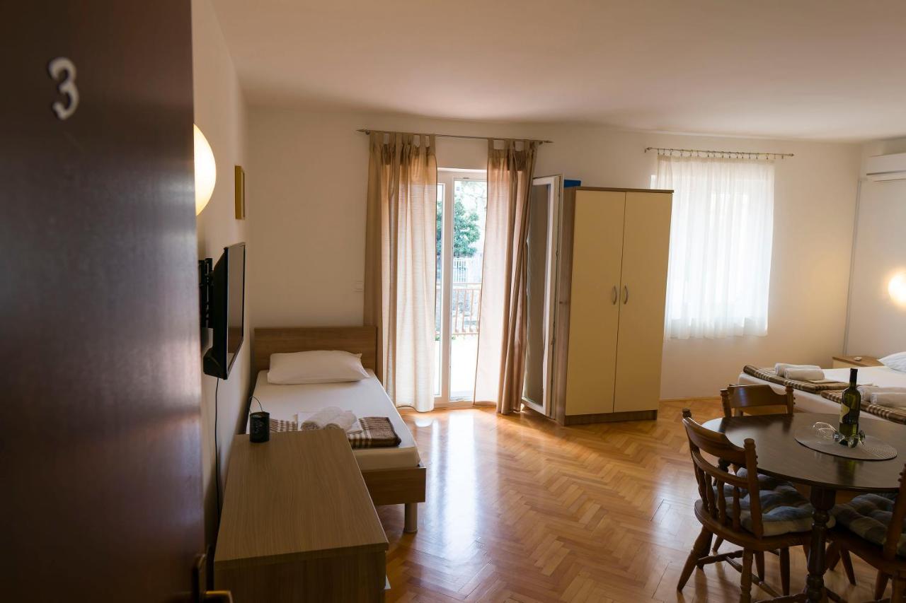 Apartments Victoria Traù Esterno foto