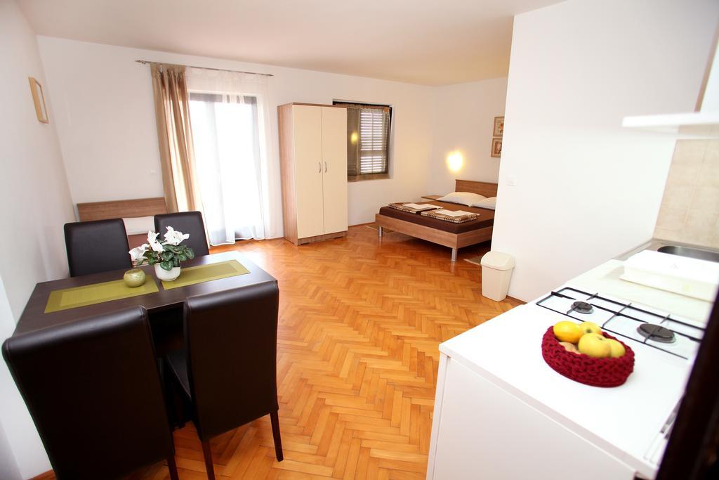 Apartments Victoria Traù Esterno foto